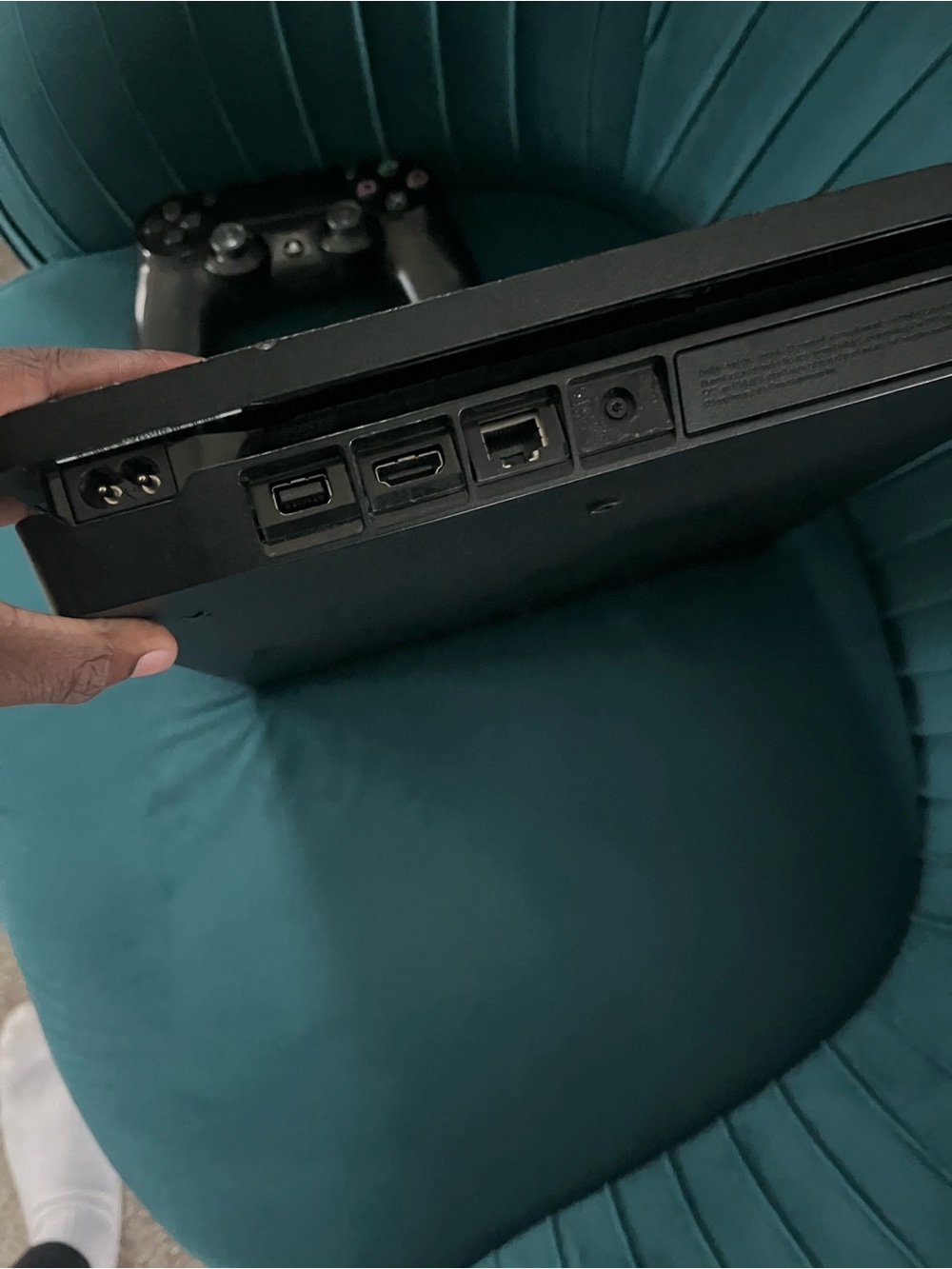 PS4 with controller - Picture 5 of 5